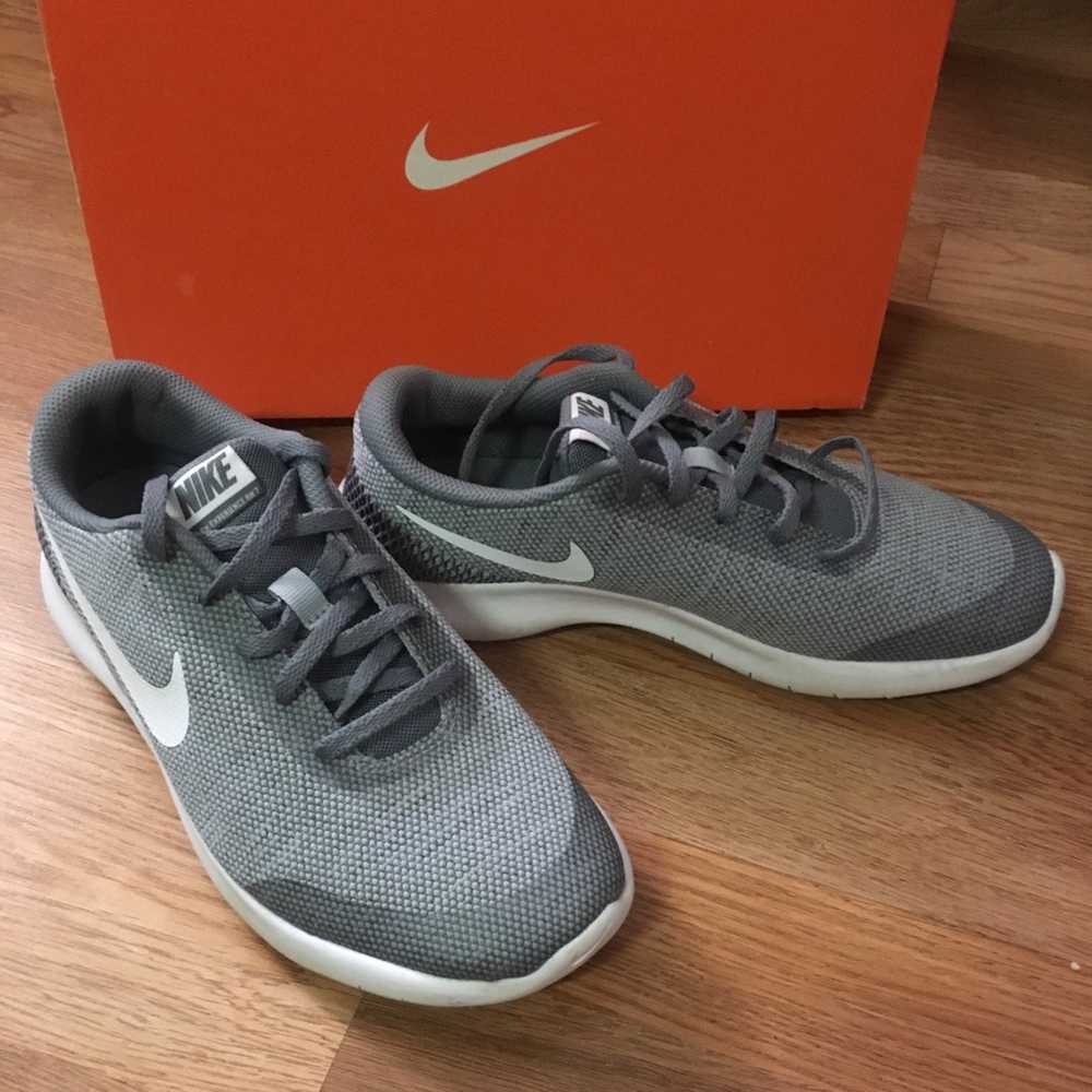 Nike Unisex Kids Revolution 6Y Grey